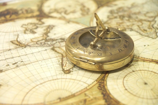 Einn Kompass auf einer Landkarte zeigt den Weg zu einer Bewerbungsberatung in Bensheim